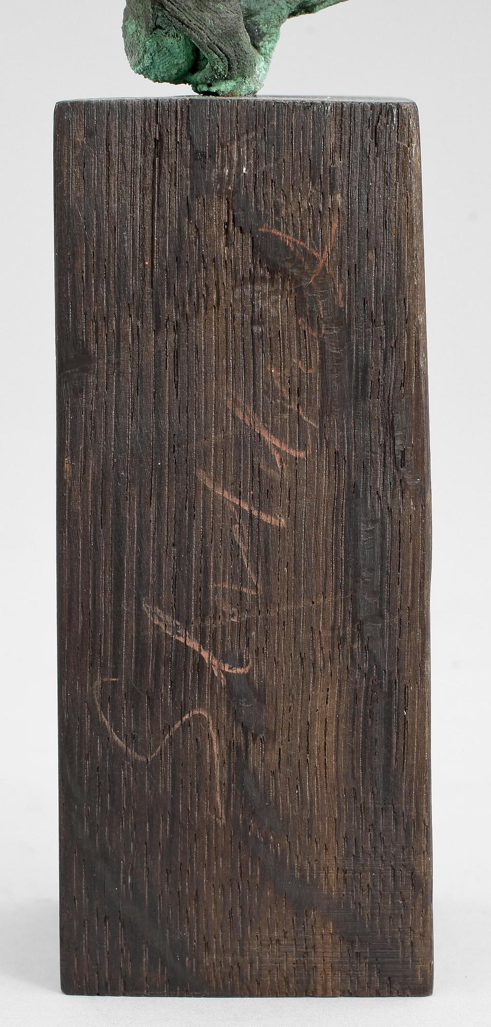 CLAES HAKE. Skulptur, brons på träsockel. Sign Hake.