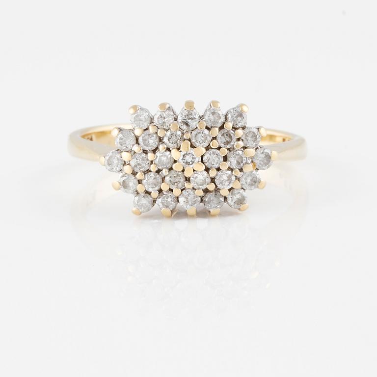 RING, 18K guld med briljantslipade diamanter 0.50 ct. diamanter. Vikt 3,6 gram.