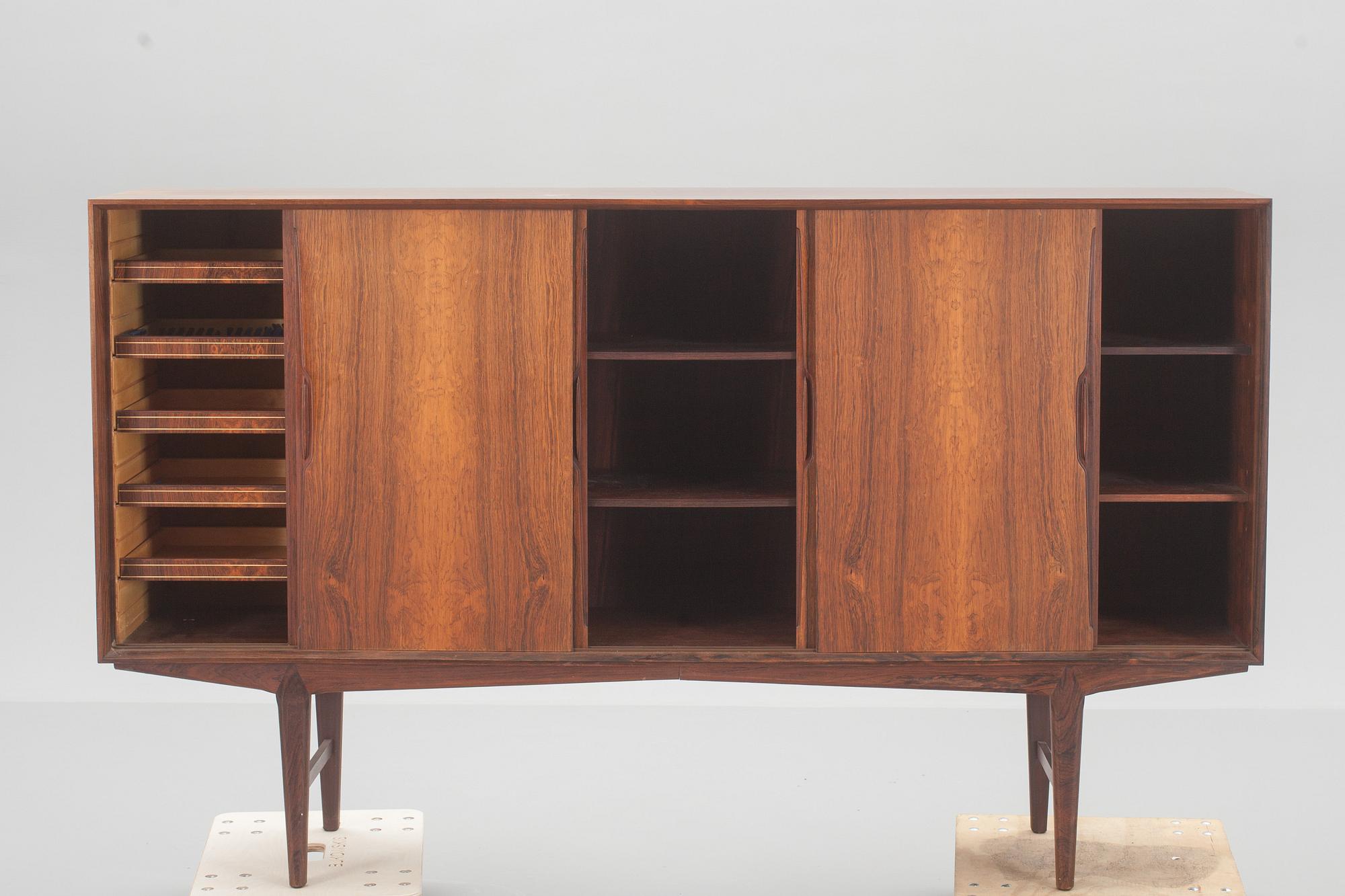 SIDEBOARD, Danmark 1900-talets mitt. Cites-intyg medföljer.