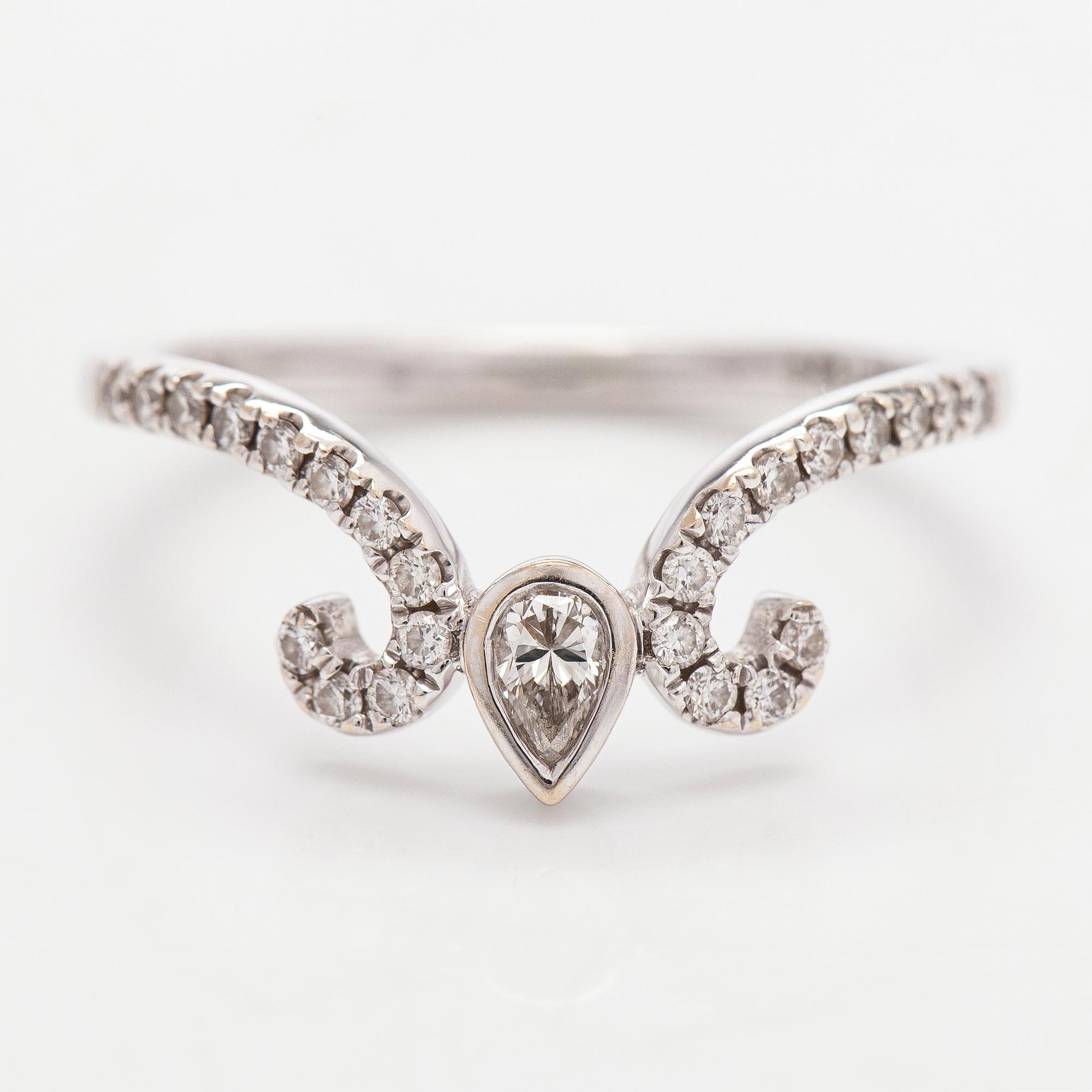 Ring, 18K vitguld med päronslipad samt briljantslipade diamanter.