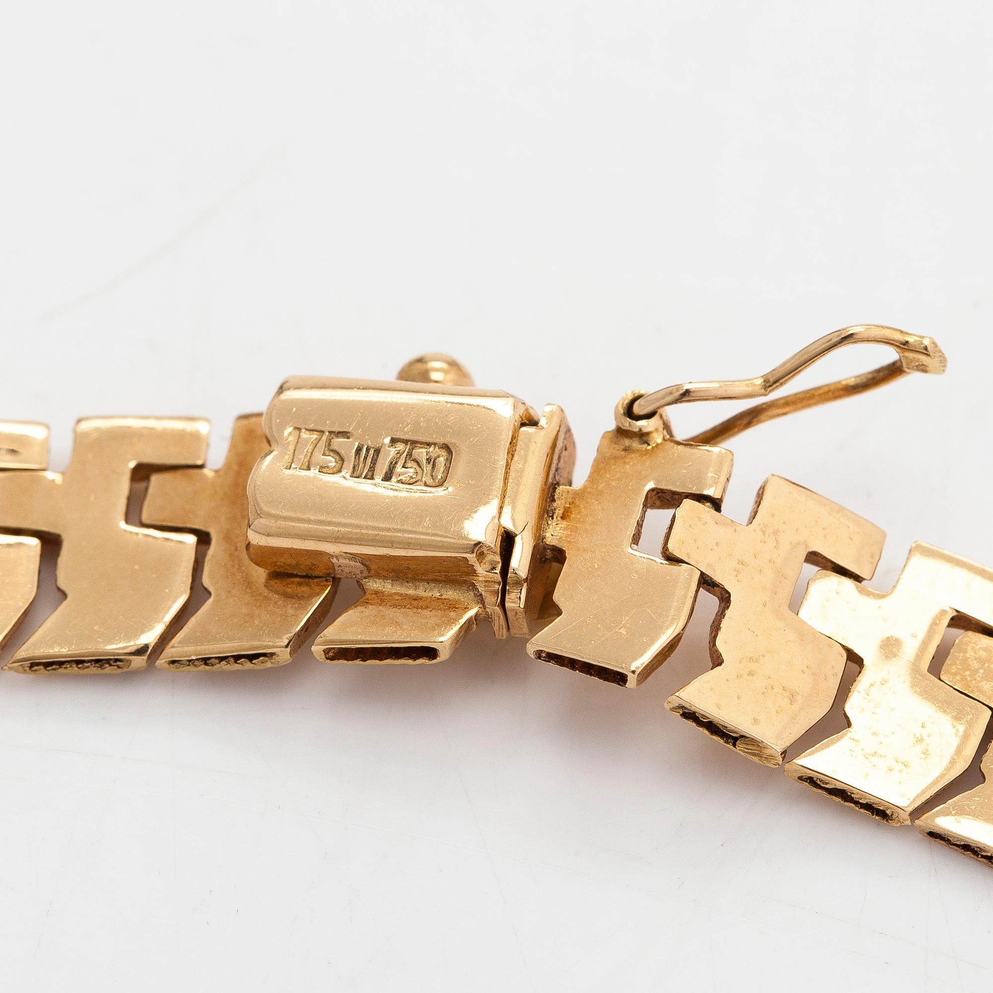 An 18K gold necklace.
