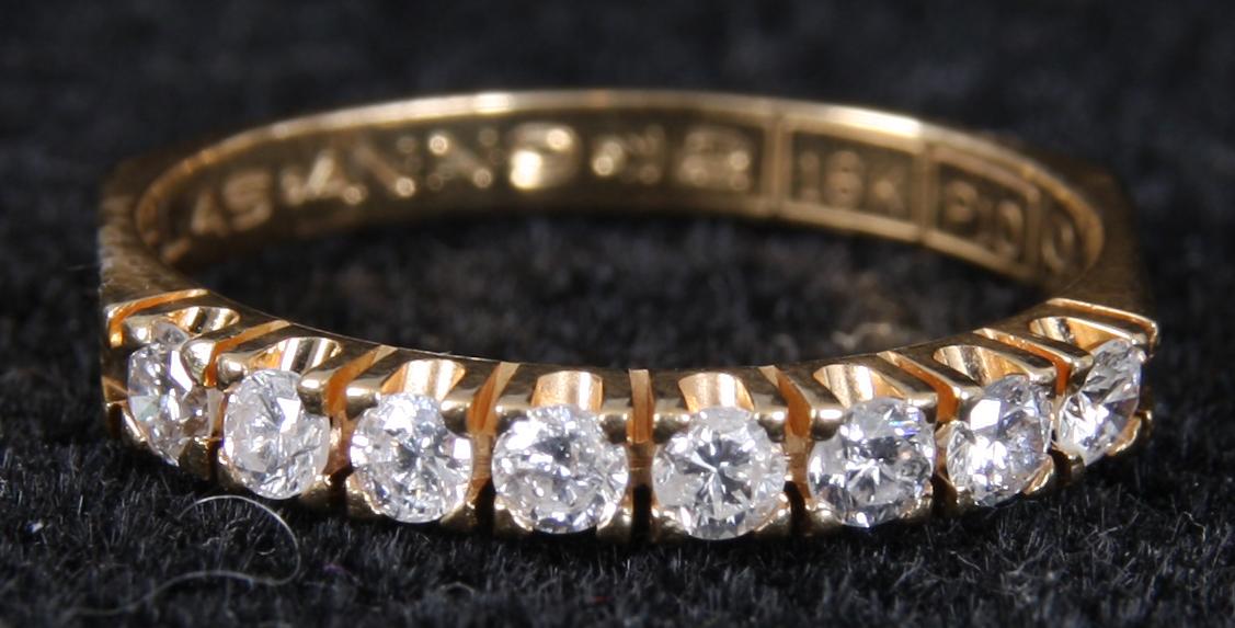 RING, 18K guld samt 8 briljanter. Enl inskription 0.43 ct.