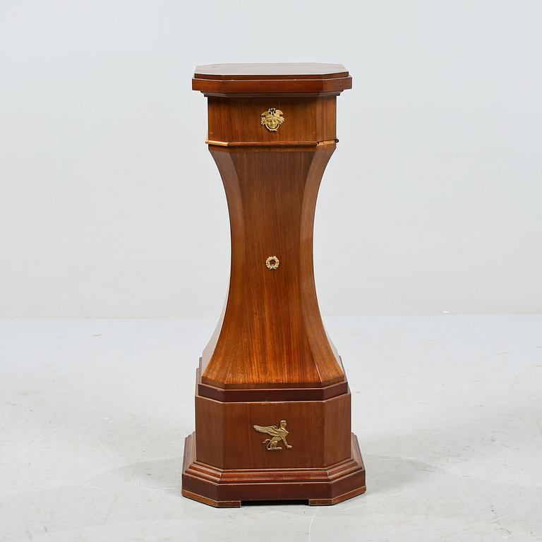 PIEDESTAL, empirstil, 1900-tal.
