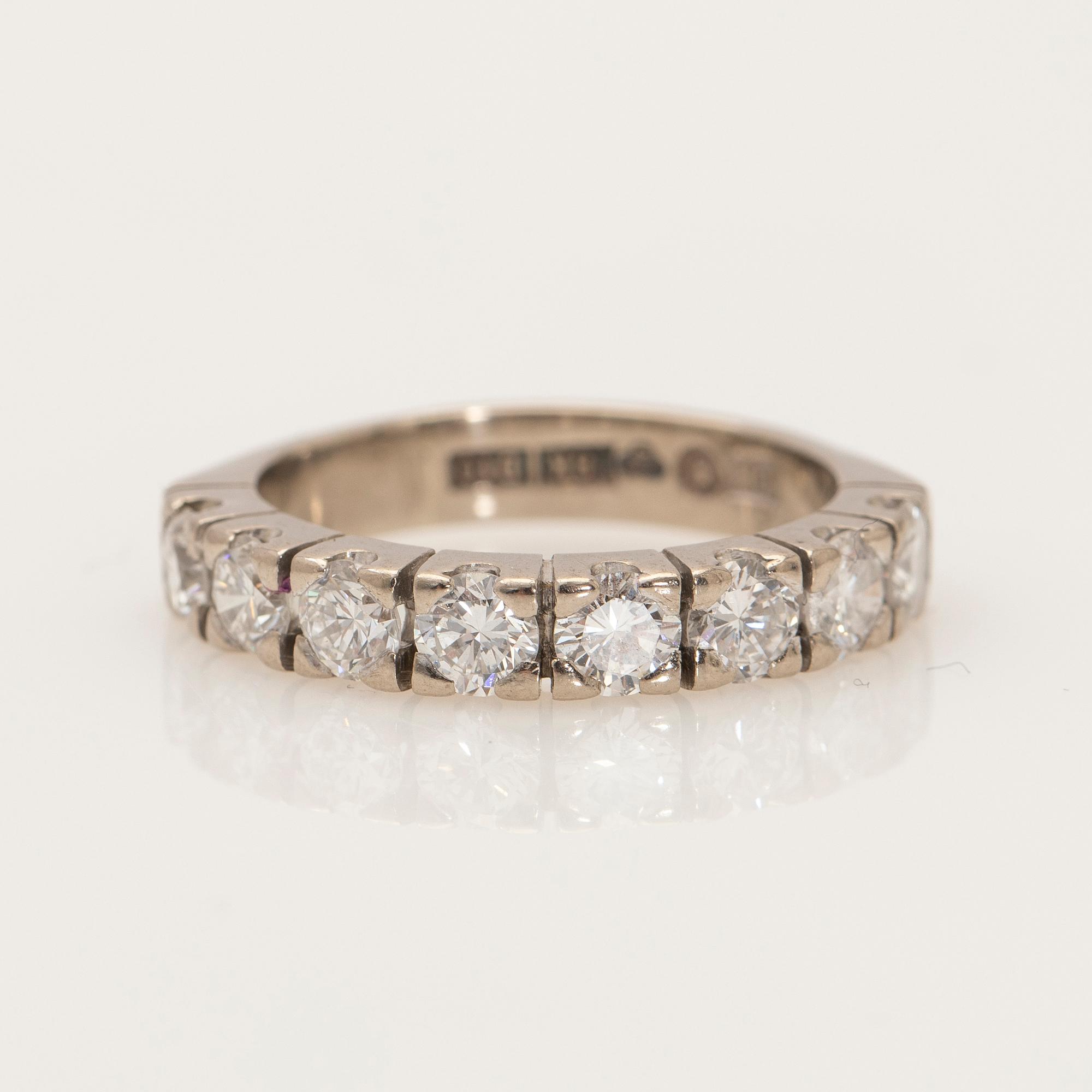 Alliance ring, 18K white gold with brilliant-cut diamonds.