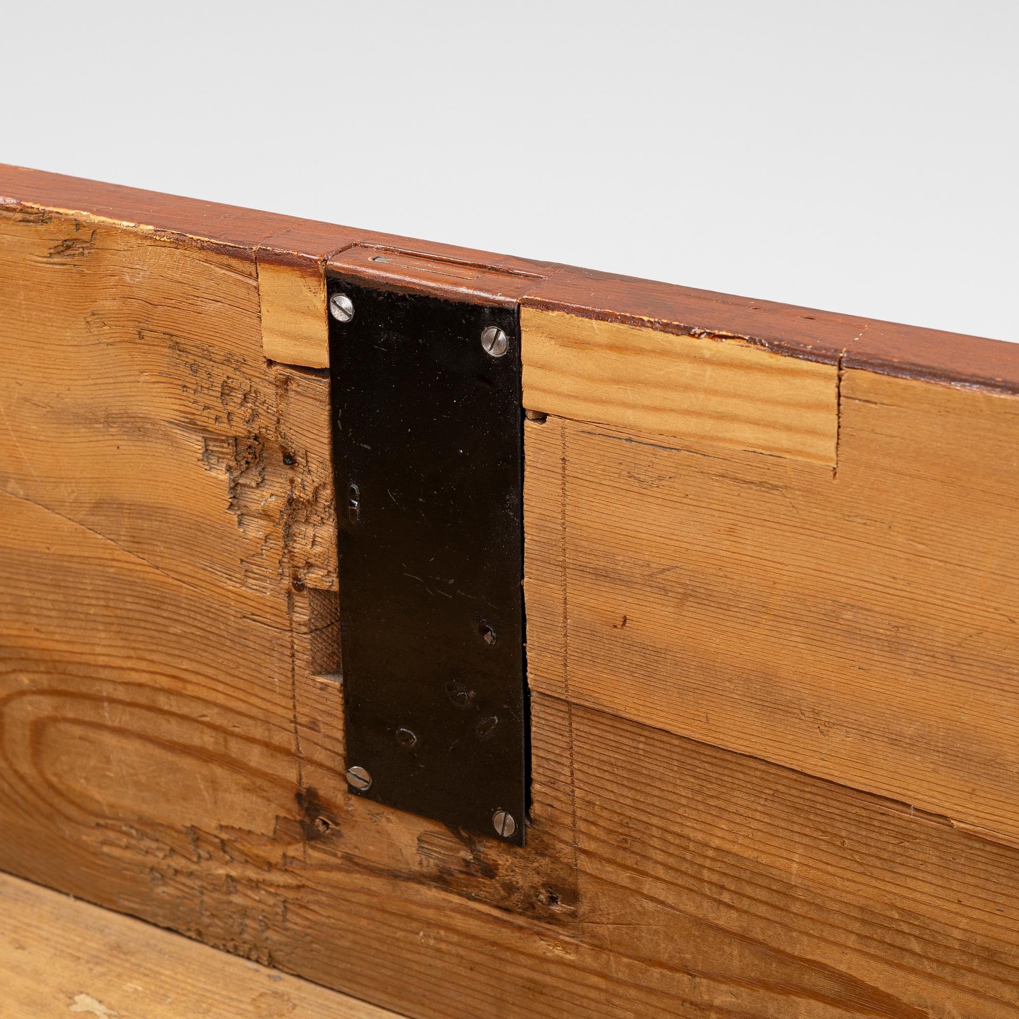 A late Gustavian commode from J. N. Asplinds workshop in Falun (1785-1820).