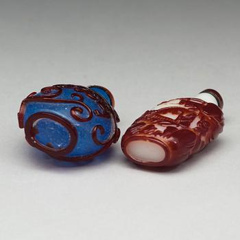 SNUSFLASKOR, två stycken, pekingglas. Kina, 1900-tal.