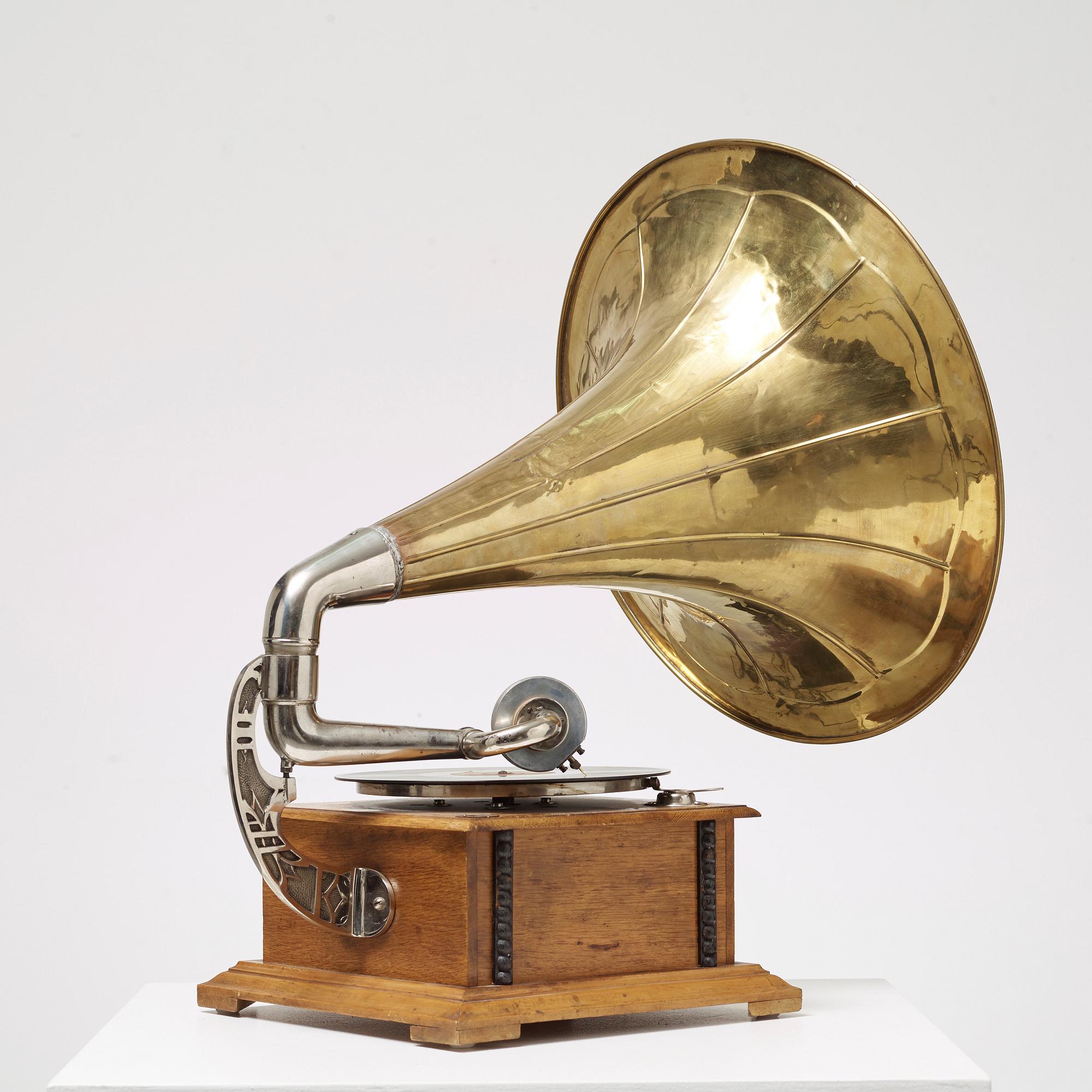 TRATTGRAMMOFON, 1900-talets första hälft.