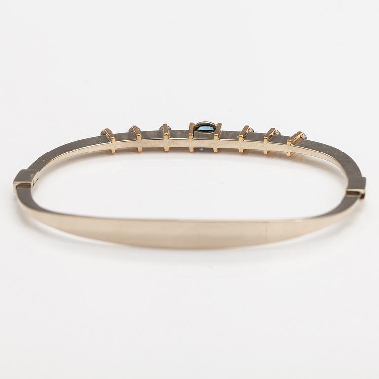 Elis Kauppi, An 18K white and yellow gold bracelet with a sapphire and diamonds. Kupittaan kulta, Turku 1982.