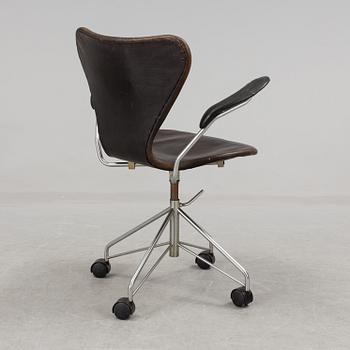 ARNE JACOBSEN, a dark brown leather "Sjuan" writing desk armchair from 1971 for Fritz Hansen, Denmark.