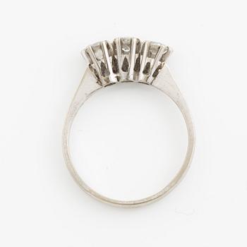 Ring, 18K vitguld med tre gammalslipade diamanter.