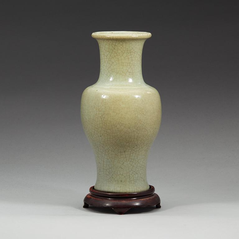 VAS, porslin. Qingdynastin (1644-1912).