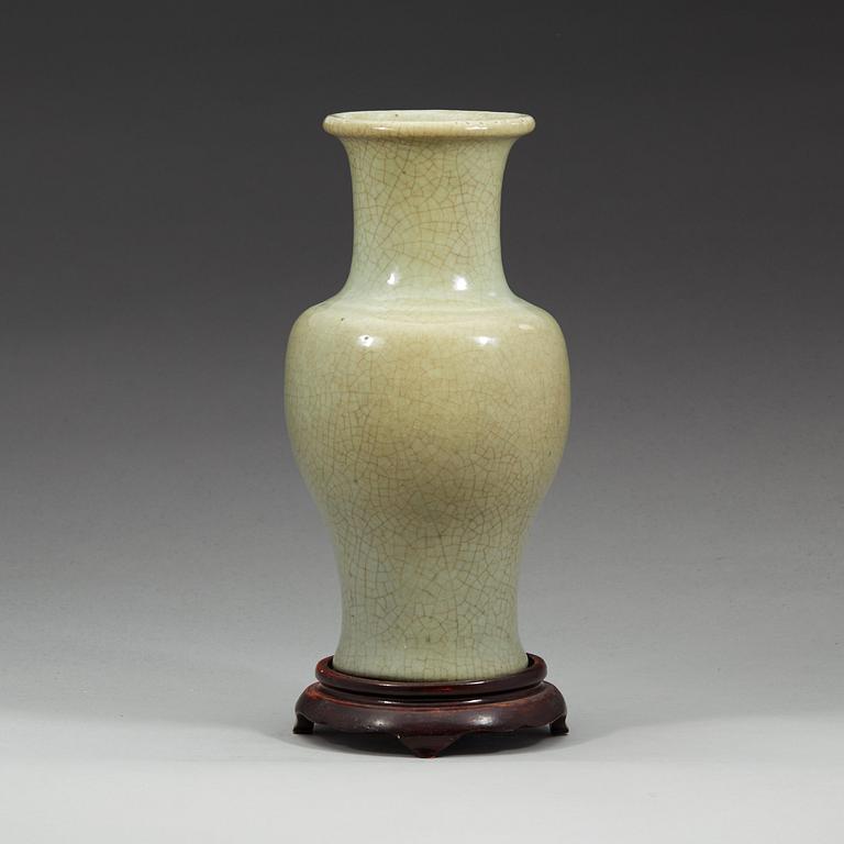 A ge glazed celadon vase, Qing dynasty (1644-1912).