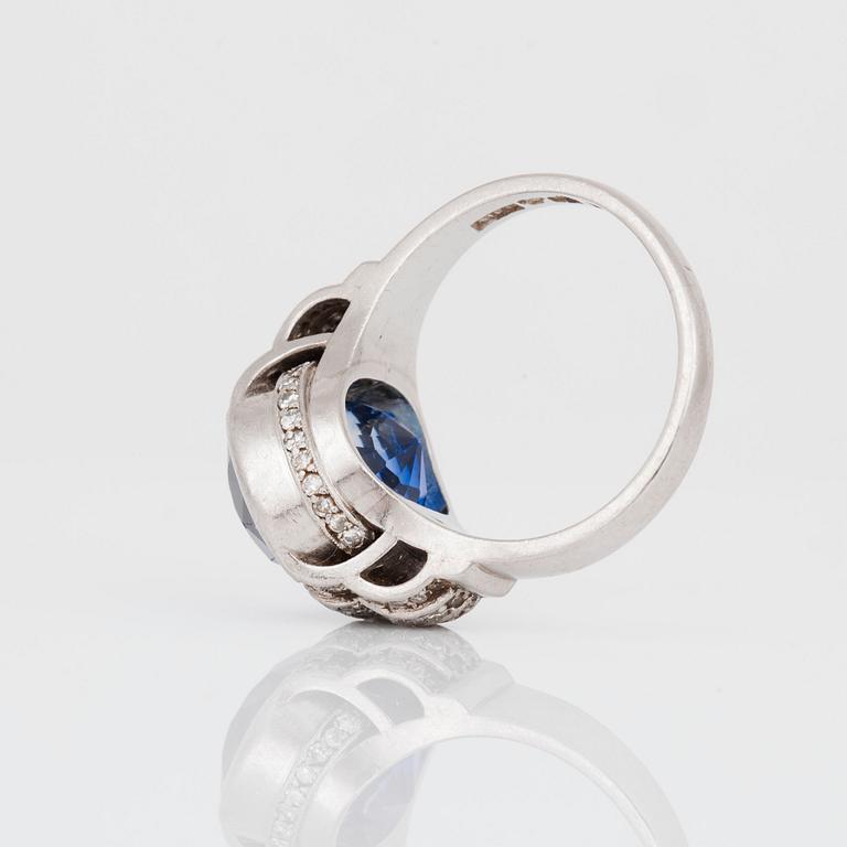 RING med safir ca 11.00 ct, samt åttkantsslipade diamanter, totalt ca 0.40 ct.