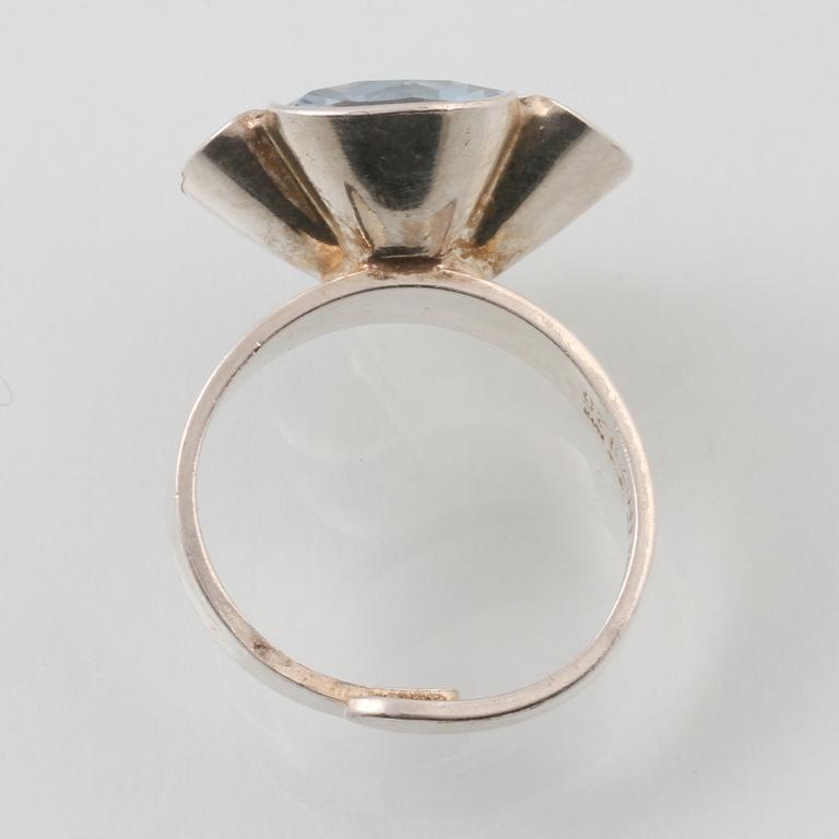 RING, sterlingsilver med fasettslipad syntetisk sten, Alton, Falköping, 1975. Vikt 7,3 gram.