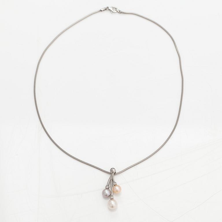Kaulakoru, 14K valkokultaa, viljellyt helmet ja timantteja n. 0.06 ct yht.