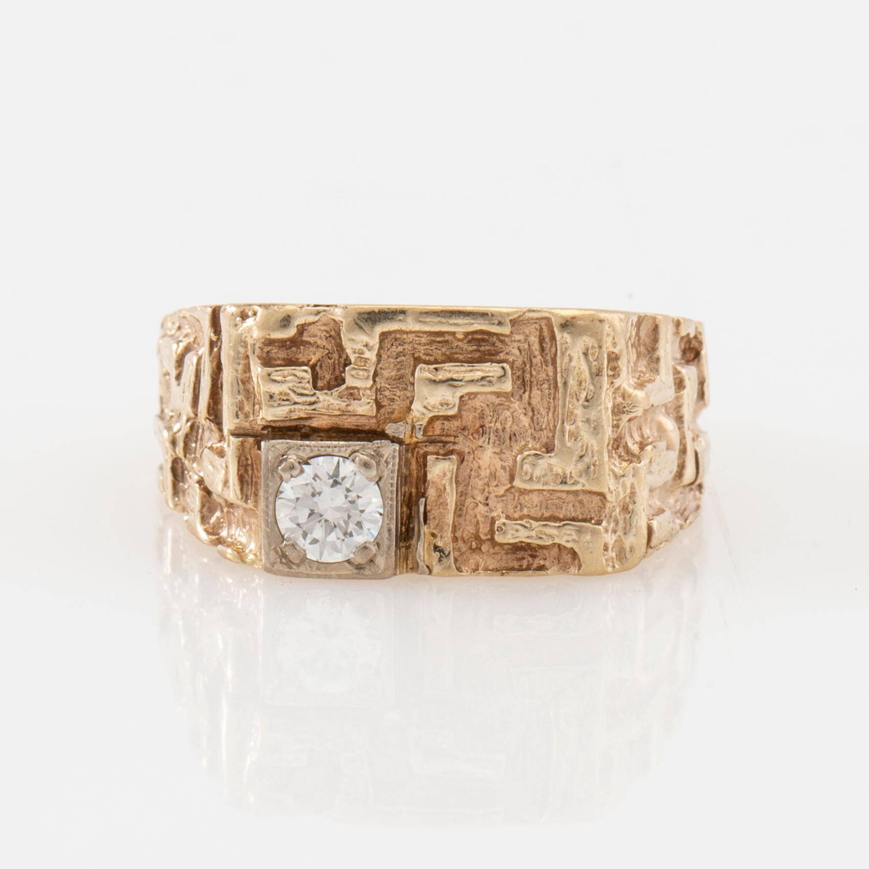 Ring/Claw ring 14K gold with a round brilliant-cut diamond.