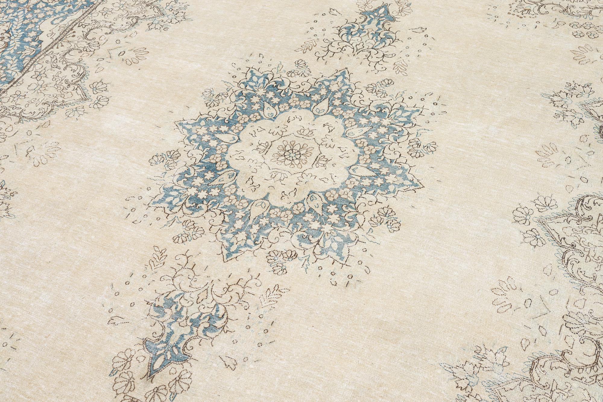 A carpet, vintage design, approx. 423 x 300 cm.