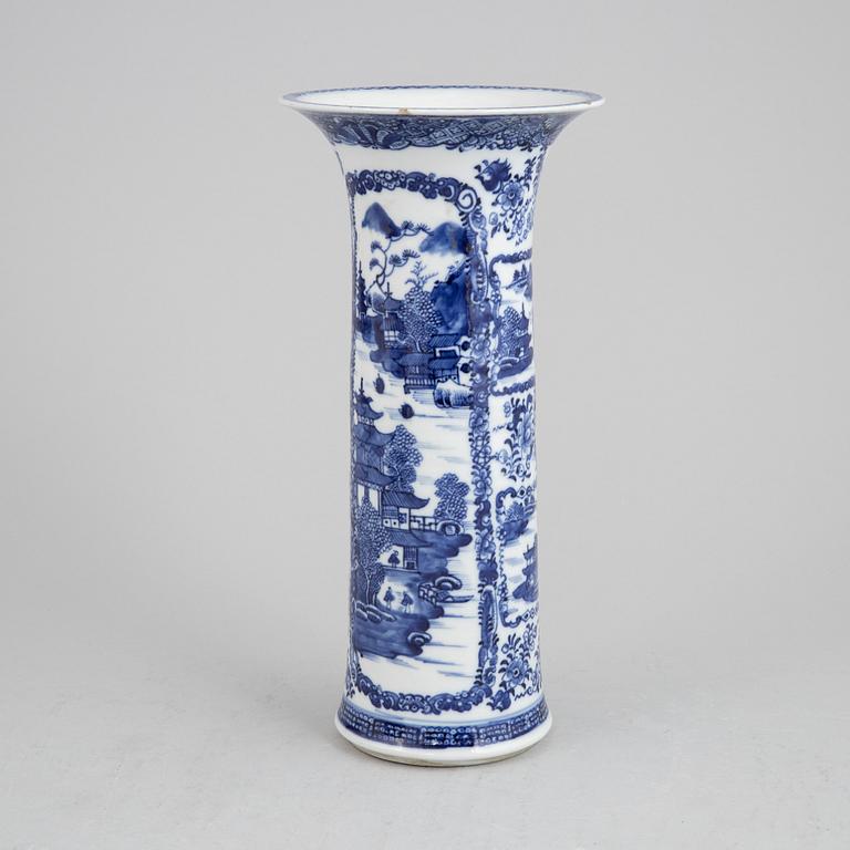 A blue and white porcelain serving dish and vase, Qingdynasti, Qianlong (1736-1795), and late 19th century.