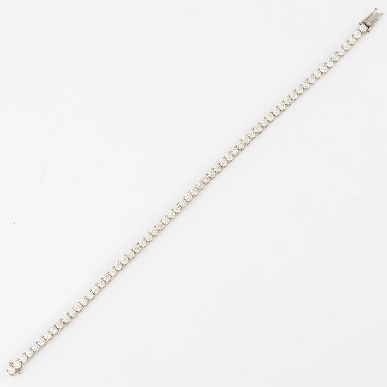 Tennis bracelet with brilliant-cut diamonds.