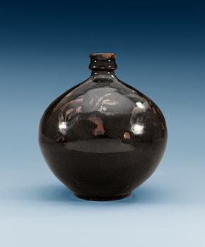 1456. A Henan black Song-style vase.
