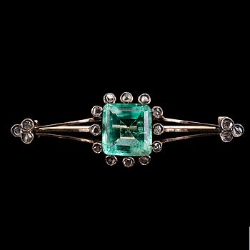 457. BROOCH, emerald c. 4.50 ct, rose cut diamonds c. 0.20 ct.