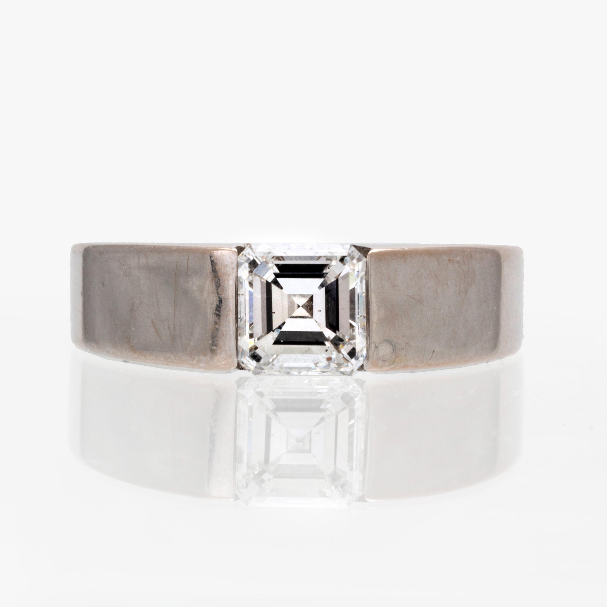 Cartier, ring 18K whitegold approx 0,60 ct approx F-G VS, original case, box and certificate, serial number BAA 730.