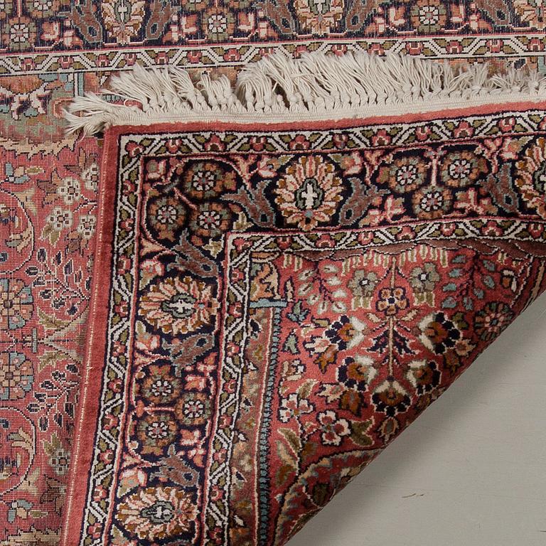 BÖNEMATTA, siden, Kashmir. Ca 80x121 cm. |.
