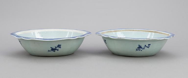 KAROTTER ETT PAR, & STEKFAT 2 st, porslin, Qingdynastin, Kina, 1700-tal till tidigt 1800-tal.