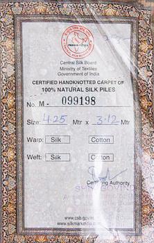 Matta, Kashmir, silkkiä, noin 312 x 425 cm.