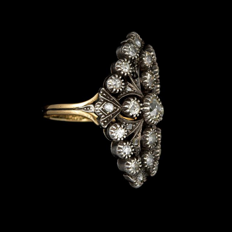 RING, gammalslipade diamanter infattade i silver, tot. ca 1,40 ct. 14K guld. Vikt 7,5 g.