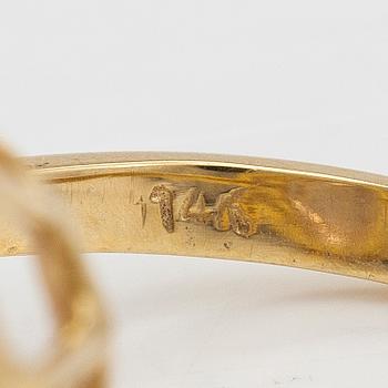 A 14K gold ring with an oval morganite and diamonds approx. 0.40 ct in total.