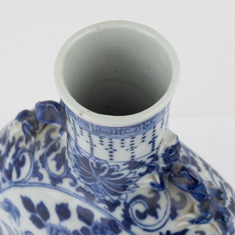 A Chinese blue and white moonflask, Qing dynasty, 19th century.