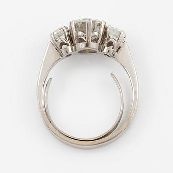 Ring, three-stone ring, 18K white gold with three brilliant-cut diamonds.