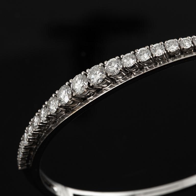 Armring, vitguld med briljantslipade diamanter.