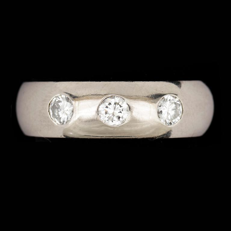 RING, 18k vitguld med briljantslipade diamanter tot ca0,44ct (enl grav), Bengt Hallberg, Köping, 2002. Vikt 10,1g.