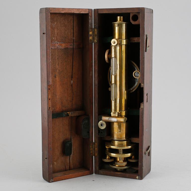 A brass surveyor's level, made by Stanley in London, first half of the 20th century.