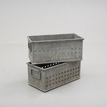 BLOMLÅDOR, ett par, zink, 2000-tal.