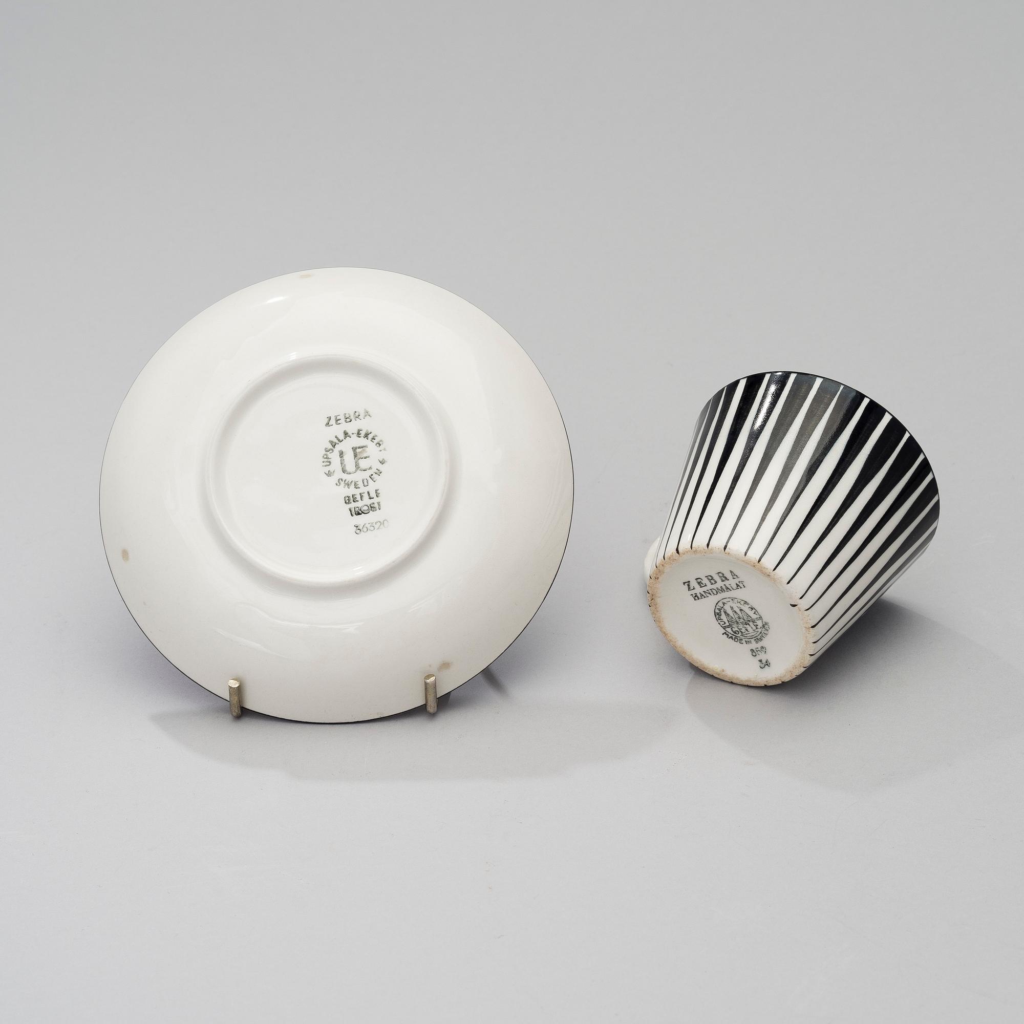 EUGEN TROST, 8 kaffekoppar med 9 fat, flintgods, "Zebra", Gefle. I produktion 1955-1967.