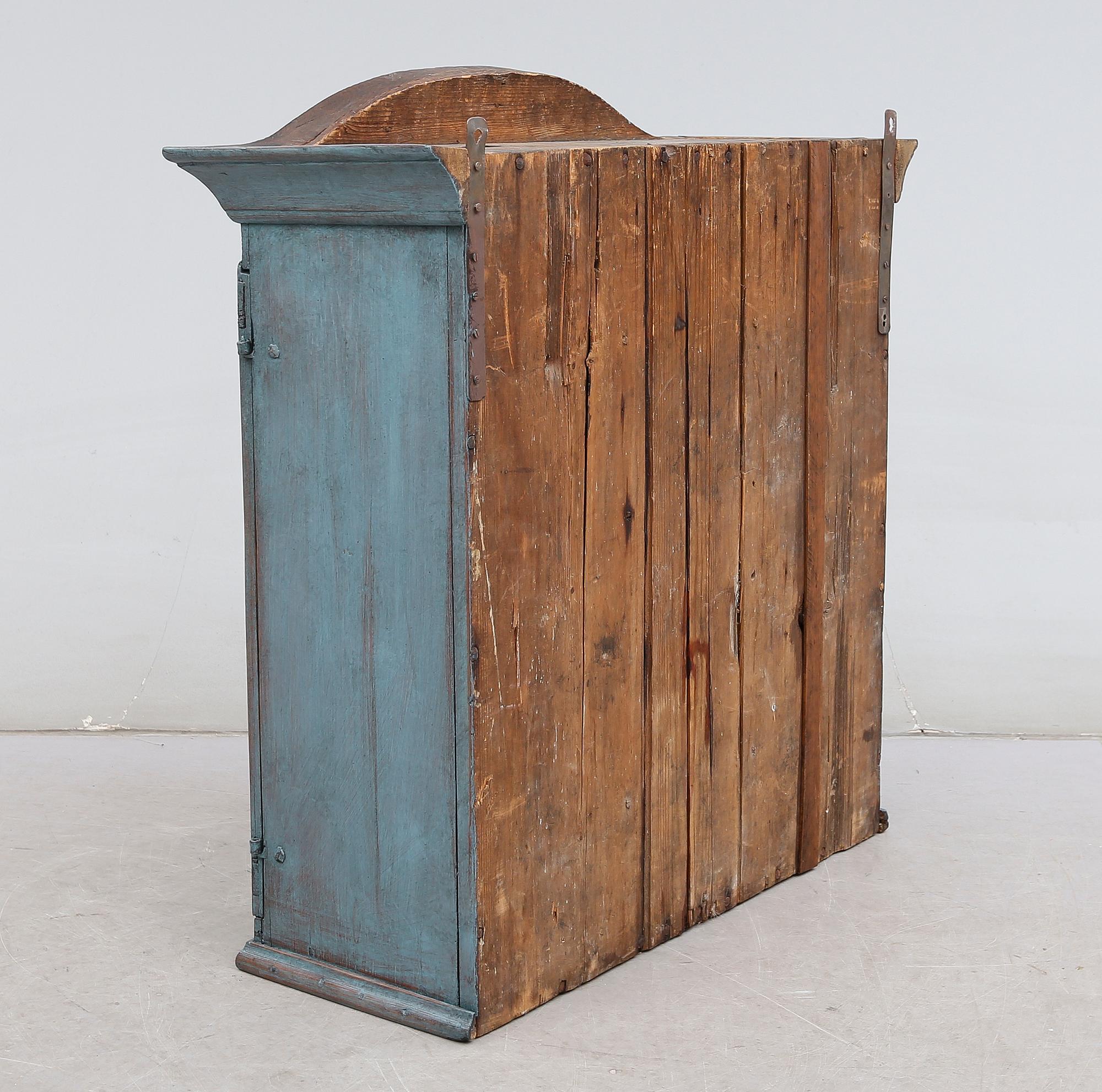 HÄNGSKÅP, 1800-talets första hälft.