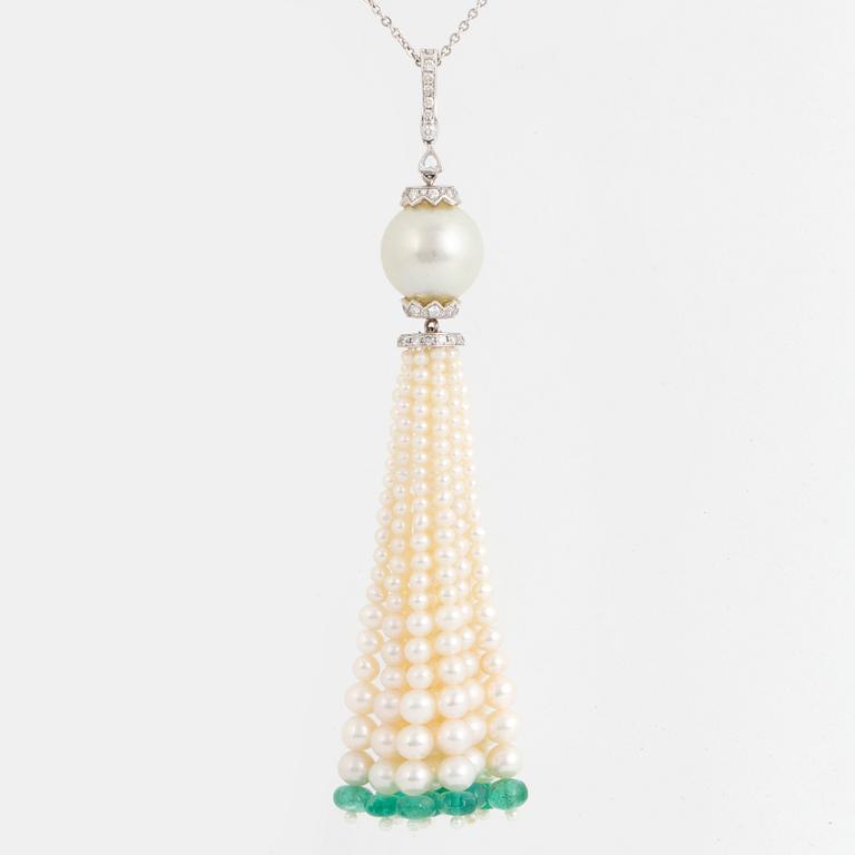 COLLIER, med odlade pärlor , diamanter och smaragdpärlor.