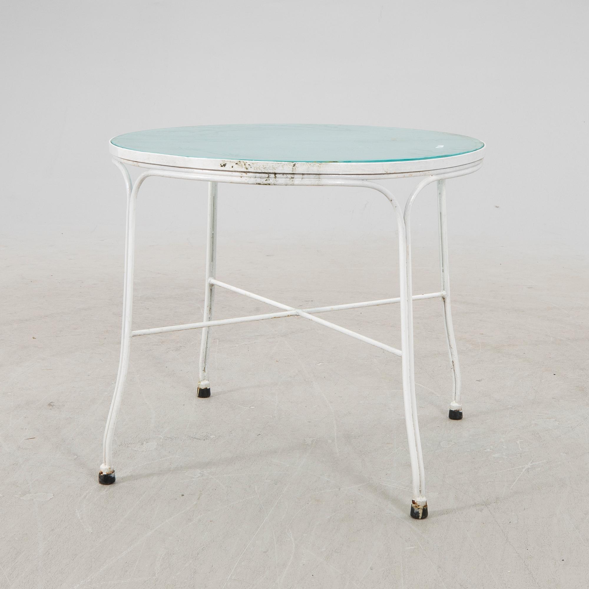A tabe and two chairs from Byarum later part of the 20th century.