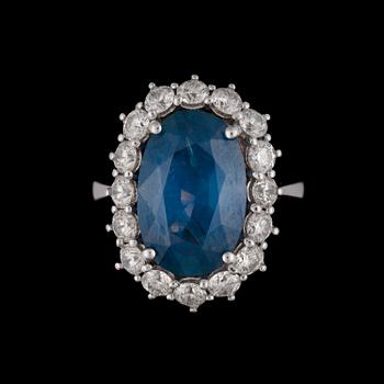 1026. A Burmese sapphire 7.73cts set with brilliant cut diamonds, tot. 2.45 cts.