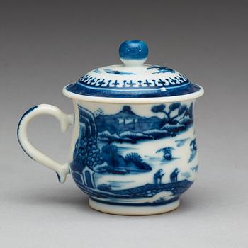 CREMEKOPPAR med LOCK, nio stycken, kompaniporslin. Qing dynastin, Jiaqing (1796-1820).
