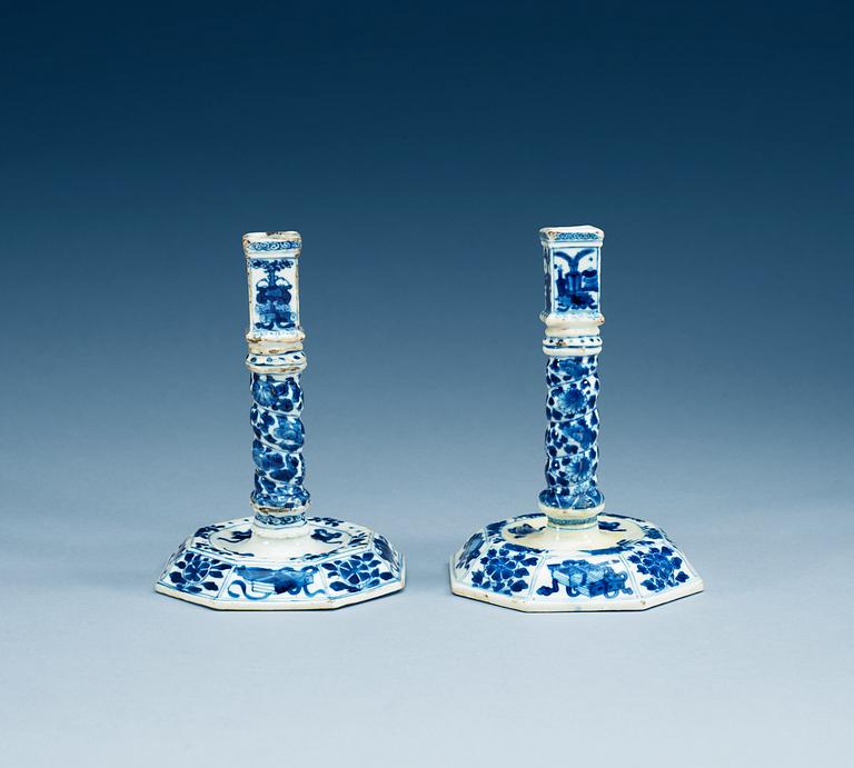 LJUSSTAKAR, ett par, porslin. Qing dynastin,  Kangxi (1662-1722).