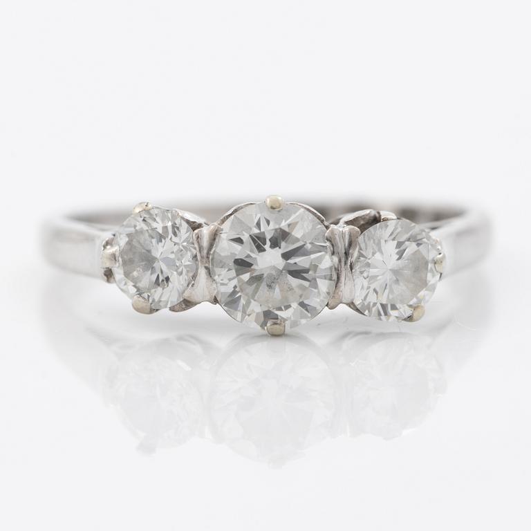 Ring in 18K white gold with three brilliant-cut diamonds.