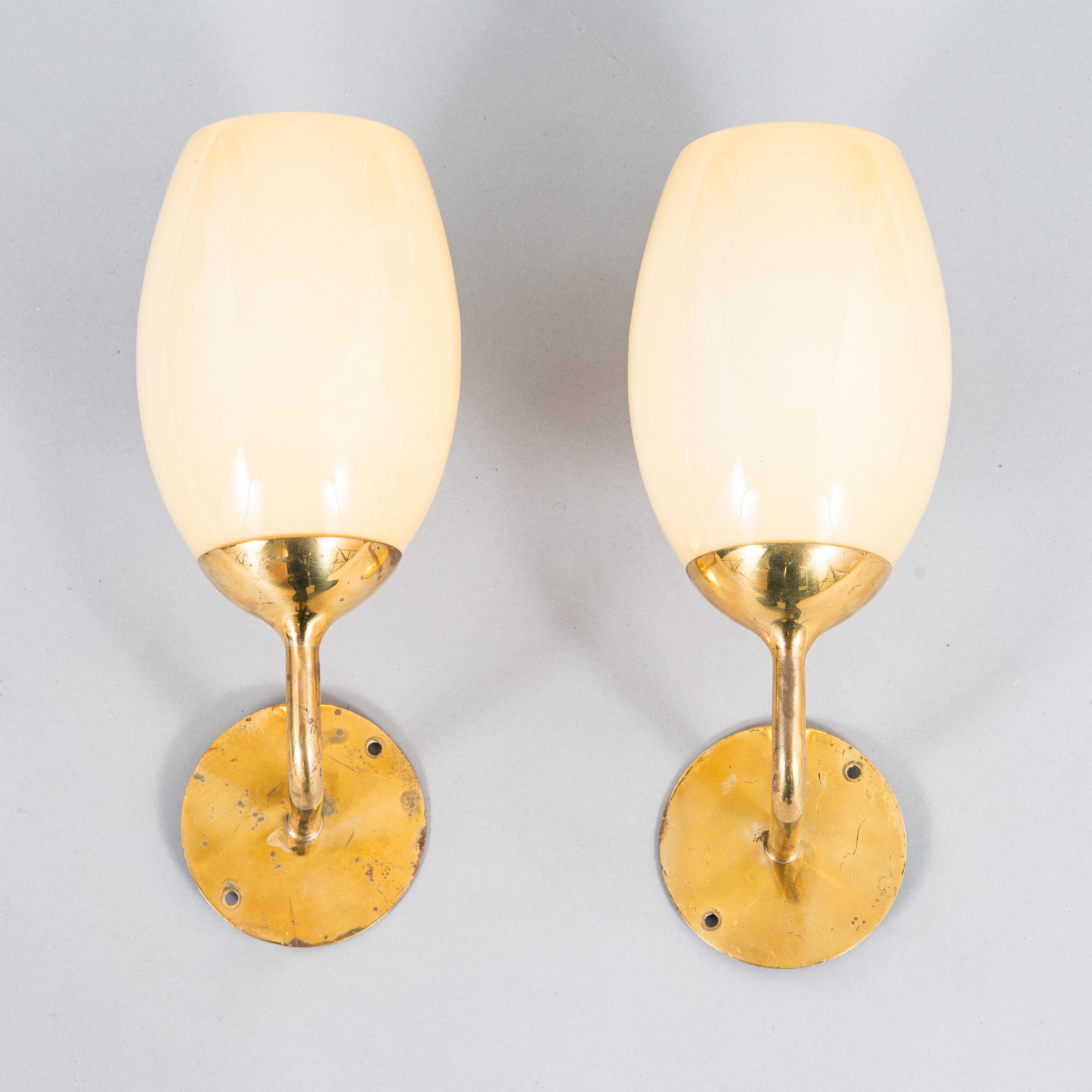 Paavo Tynell, vägglampor, ett par, modell K 8-6 A, Idman 1900-talets mitt.