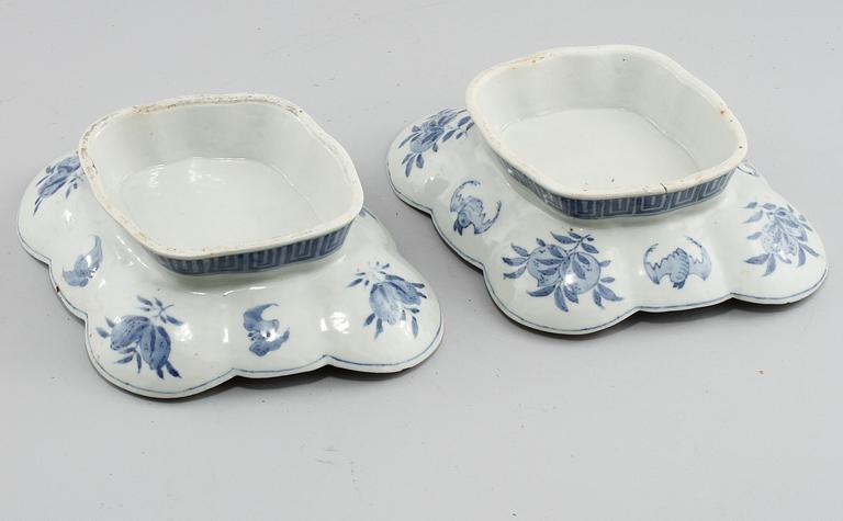 FAT PÅ FOT, 2 st, porslin, Kina, 1800/1900-tal.