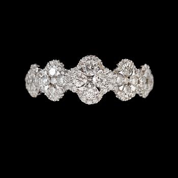 RING, 18K vitguld, briljant/åttkantslipade diamanter tot ca 0.70 ct.