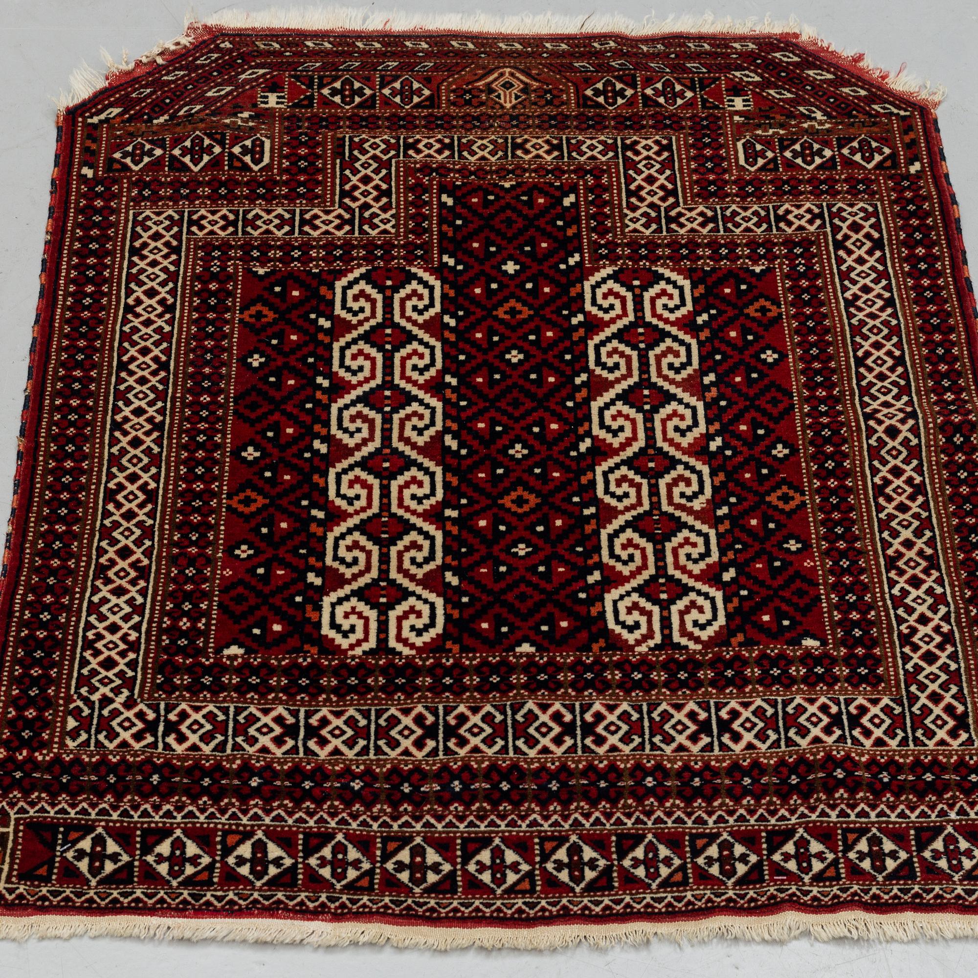 A RUG, semi-antique, Namazlyk, Turkmen, circa 115 x 91 cm.