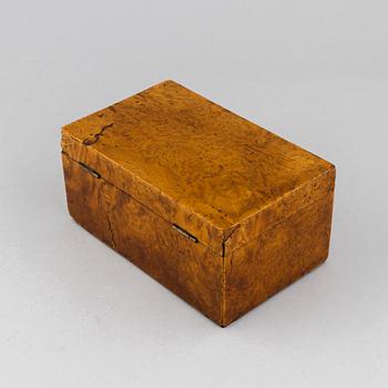 An alder veneered box by Carl Hollst, (master in Eskilstuna 1787-1830).